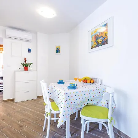 3 Bedroom Gorgeous In Mrcevo